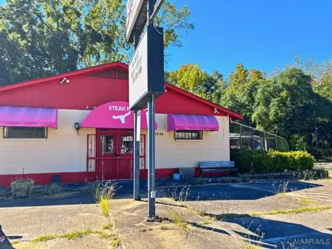 Selma Commercial Building on Highland