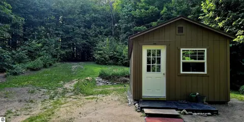 Secluded Off-Grid Cabin on Acreage