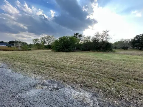 Residential Land in Beeville, TX