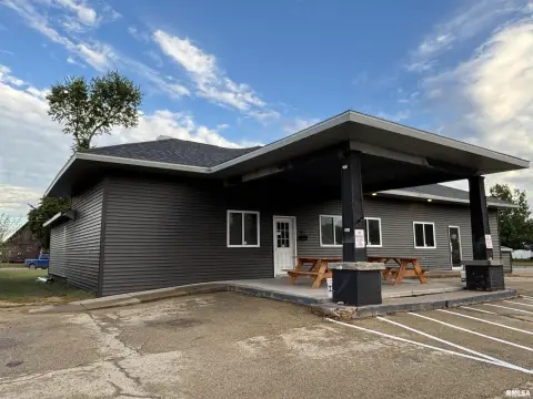 Updated Commercial Building in Camanche