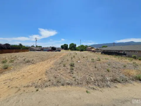 Commercial Lot in Desirable Tehachapi