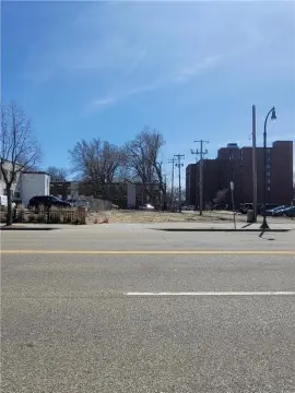 High-Traffic Commercial Lot on Lake