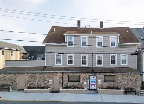 Renovated Mixed-Use Restaurant & Apartments