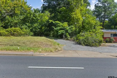 Level Commercial Land