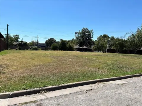Residential Land in Dallas, TX