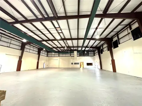 Versatile Mixed-Use Property in Holiday