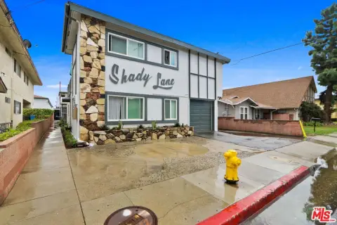 6-Unit Apartment Building