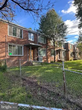4-Unit Brick Multifamily Building