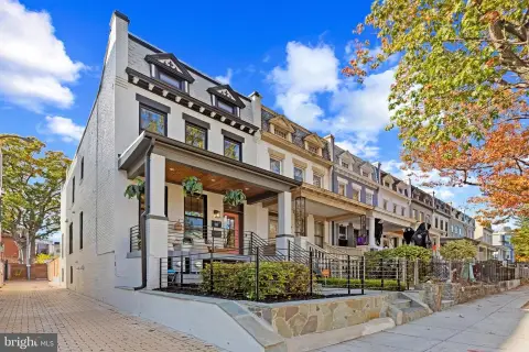 Renovated Luxury Townhouse with Income