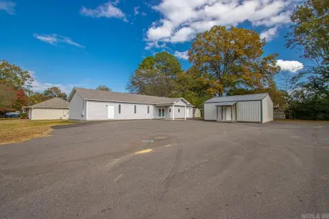 Versatile Building and Land in Benton