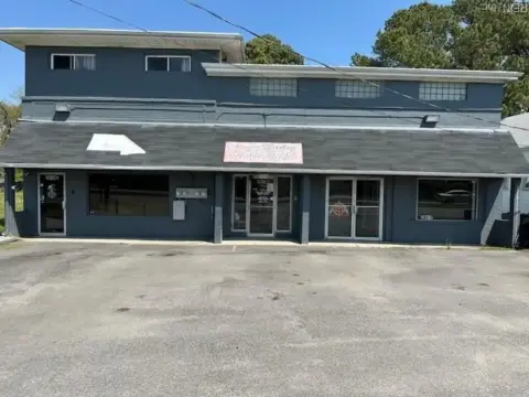 Commercial Building on Victory Boulevard