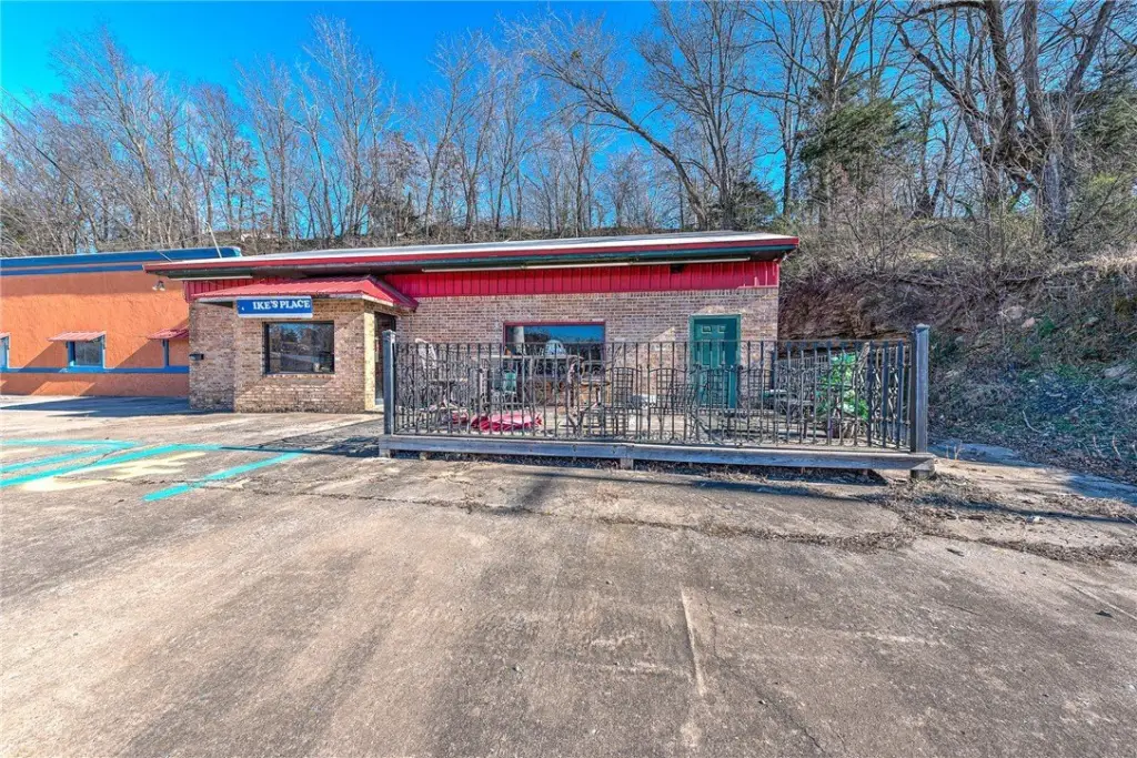 402 N Parrott Dr, Huntsville, AR 72740