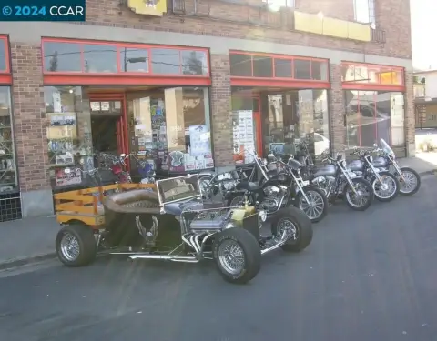 Multi-Use Building in Rodeo, CA