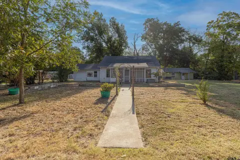 Mixed-Use Property with Detached Building