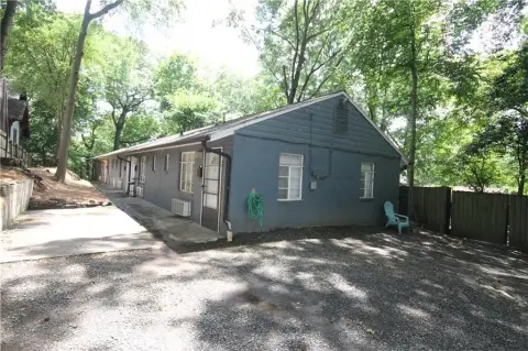 Six-Unit Brick Multifamily Building