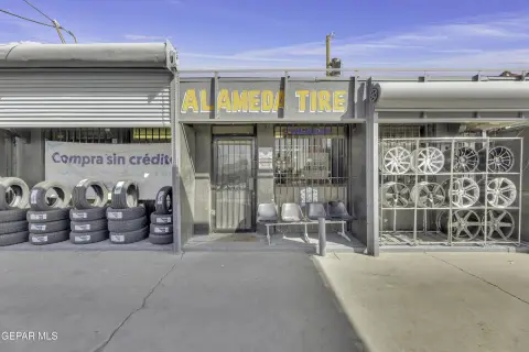 Versatile Income-Producing Commercial Property