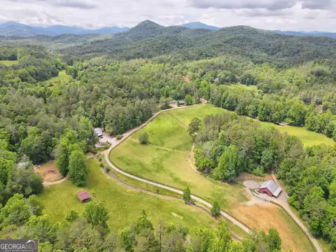 Equestrian Estate with Five-Stall Barn