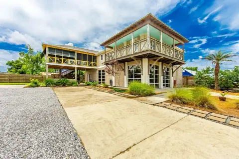 Updated Mixed-Use Property in Houma