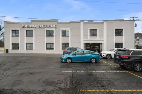 Furnished Salon Studios For Lease