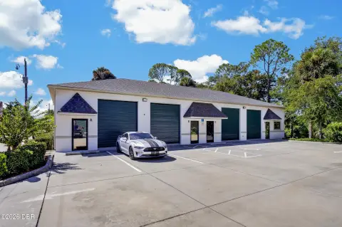 Warehouse Unit With 14-Foot Ceilings