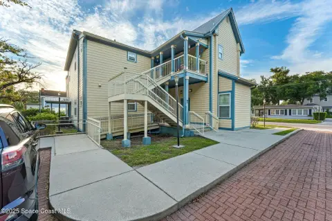 Kissimmee Six-Unit Apartment Building