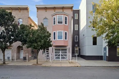 Downtown Duplex with Deck