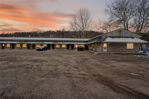Motel with Restaurant and Bar