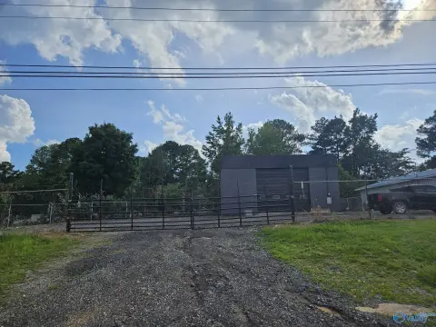 Commercial Shop on Highway 431