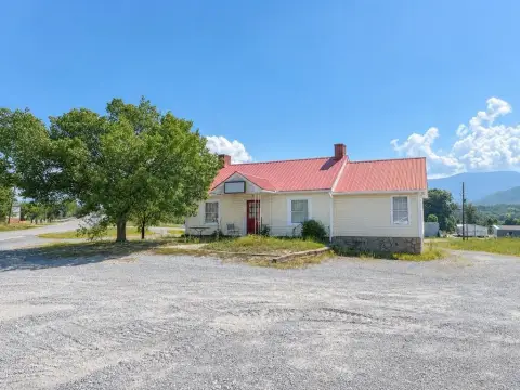 Multi-Room Storefront Property