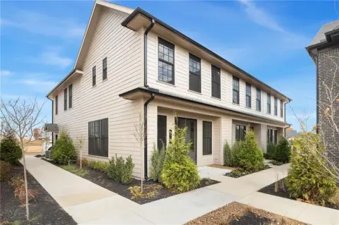 Mixed-Use Townhome in Rogers, AR