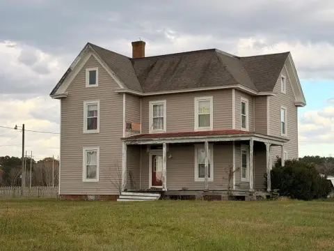 Farmhouse on 1.7-Acre Lot