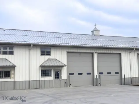 Spacious Warehouse in Barn District