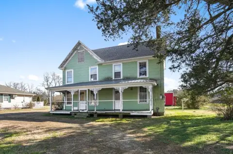 Eastern Shore Farmhouse with Updates