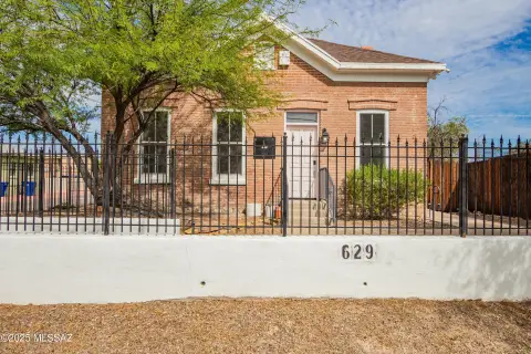 Charming Commercial Building Near U of A