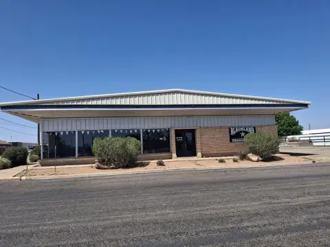 Snyder Restaurant on Corner Lot