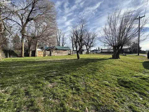 Goldendale Corner Lot with Possibilities
