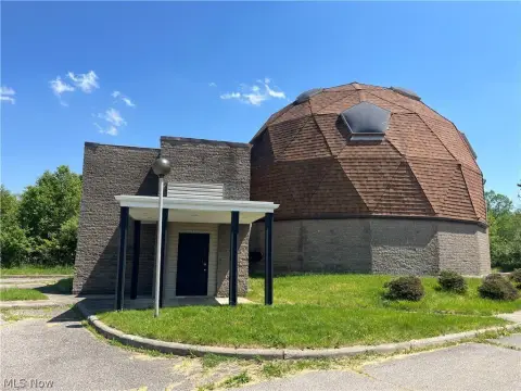 Geodesic Dome Bar & Pub