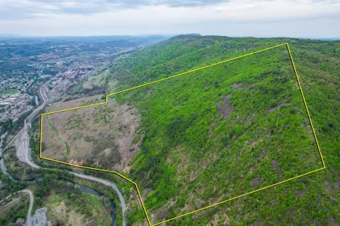 Landlocked Mountain Land