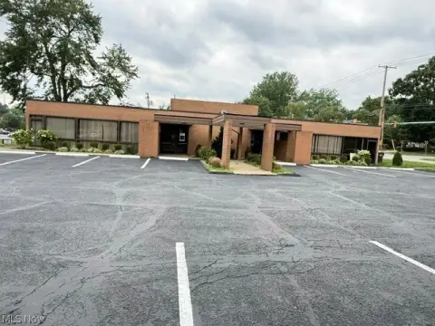Office Units with Flexible Layouts