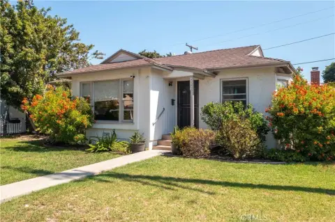 Lakewood Cottage Duplex on Corner Lot