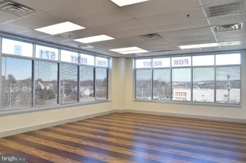 Prime End-Unit Office Space