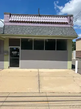 Versatile Retail or Office Space