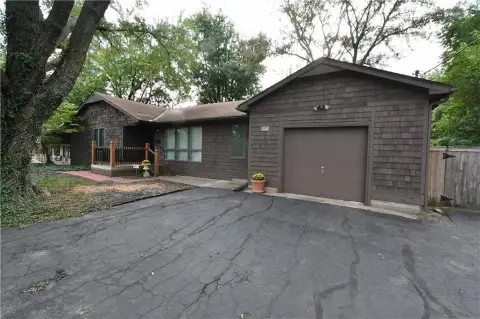 Lenexa Commercial Property with Garage