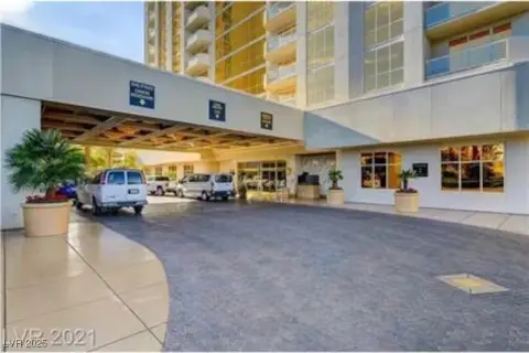 High-Floor Studio with Strip Views