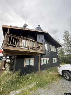 Versatile Industrial Building with Living