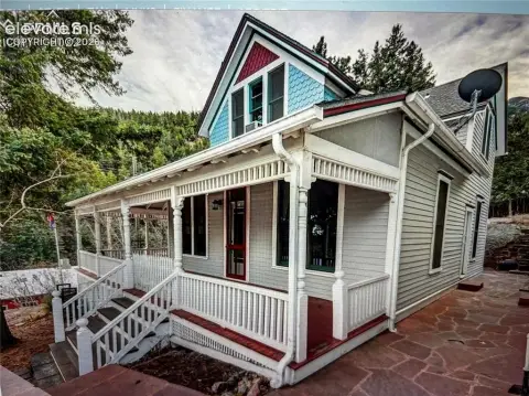 Historic Victorian Triplex with Cottages