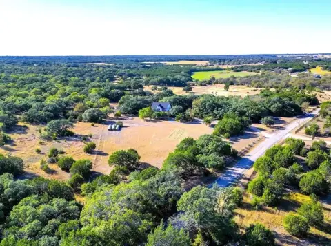 Lampasas Farmhouse on Expansive Acreage
