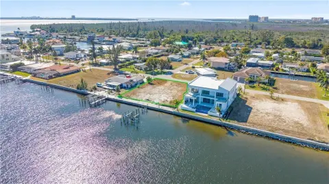 Riverfront Homesite in Cape Coral