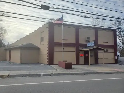 Spacious Commercial Building Near Gorge