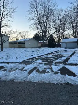 Land with Garage in Austintown